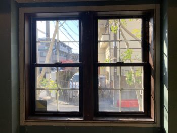 逗子市で輸入住宅の窓のサッシを塗り替えました。